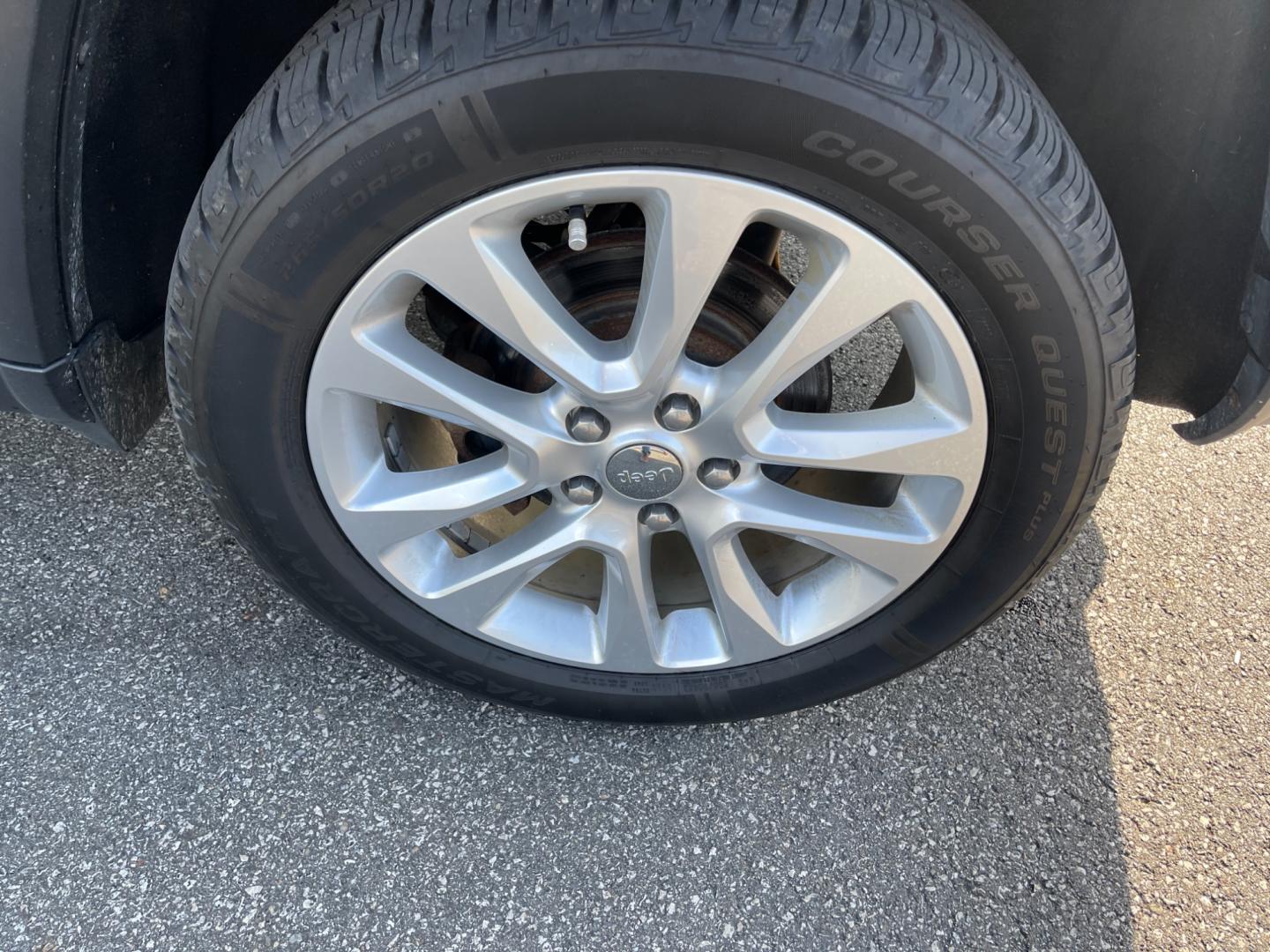 2017 Gray /Black Jeep Grand Cherokee Limited 4WD (1C4RJFBGXHC) with an 3.6L V6 DOHC 24V engine, 8A transmission, located at 547 E. Main St., Orwell, OH, 44076, (440) 437-5893, 41.535435, -80.847855 - This 2017 Jeep Grand Cherokee Limited 4WD is a highly capable and luxurious midsize SUV that effectively balances off-road prowess and comfort. Equipped with the refined 3.6L Pentastar V6 engine and an 8-speed automatic transmission, this model includes ECO and Sport modes to adapt the driving exper - Photo#16